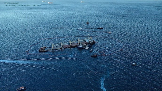 Imagen con dron del buque OS35 semihundido frente a Gibraltar.