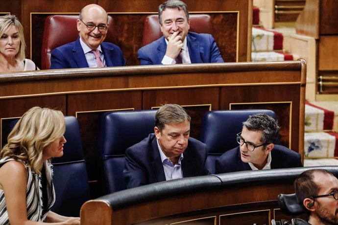 (I-D) La ministra de Educación y Formación Profesional, Pilar Alegría; el ministro de Agricultura, Alimentación y Pescadería, Luis Planas y el ministro de la Presidencia, Relaciones con las Cortes y Memoria Democrática, Félix Bolaños, durante una sesión