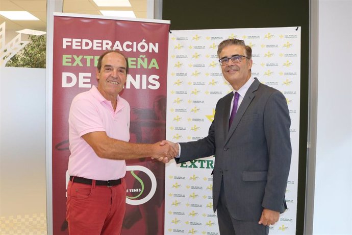 El presidente de la Federación Extremeña de Tenis, Francisco Román Margallo, y el jefe de zona de Cáceres de Caja Rural de Extremadura, Jesús Lamas.