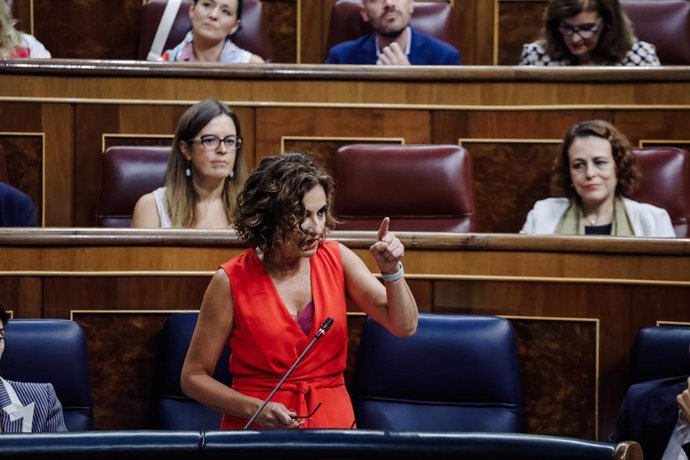 La ministra de Hacienda y Función Pública, María Jesús Montero, interviene en una sesión plenaria en el Congreso de los Diputados, a 14 de septiembre de 2022, en Madrid (España).