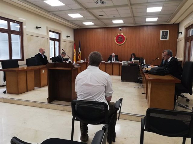 El entrenador de rugby acusado de abusos a una menor, sentado en la sala de juicios de la Audiencia Provincial.