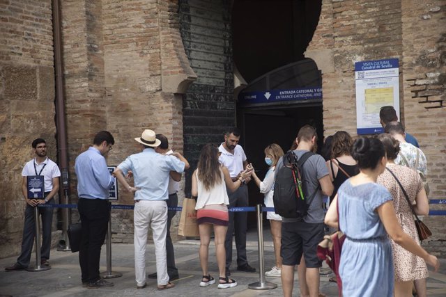 Archivo - Colas de turistas en la Catedral. A 11 de agosto de 2022, en Sevilla (Andalucía, España).