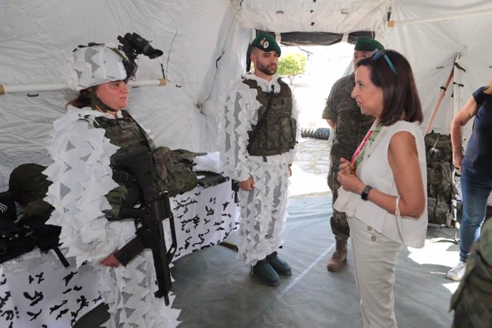 La ministra de Defensa, Margarita Robles,en una  visita el Acuartelamiento San Bernardo, en Jaca, y la Ciudadela (Huesca).