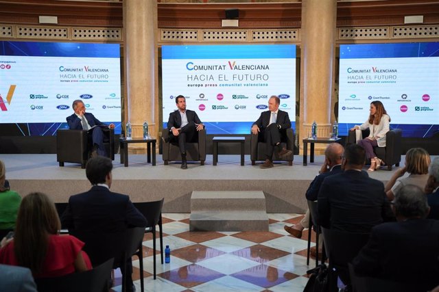 Mesa redonda 'Sostenibilidad e innovación',  con el presidente de la CEV, Salvador Navarro;, y los presidentes de COX Energy y Grant Thornton,Enrique Riquelme y Ramón Galcerán, dentro de la jornada ''Comunitat Valenciana hacia el futuro'