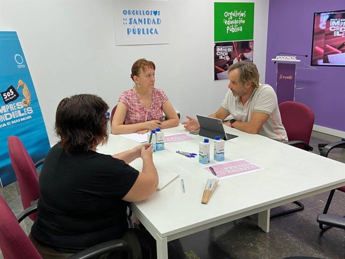La portavoz regional de Podemos y el secretario de organización, María Marín y Ángel Luis Hernández, mantienen una reunión con la portavoz de la Federación Regional de Asociaciones de Madres y Padres de Alumnos y Alumnas 'Juan González', Clara García