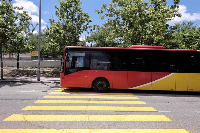 Archivo - Autobús proporcionado por el Consorcio de Transportes en sustitución a un tramo de la línea 12, a 21 de junio de 2021, en Móstoles, Madrid, (España). 