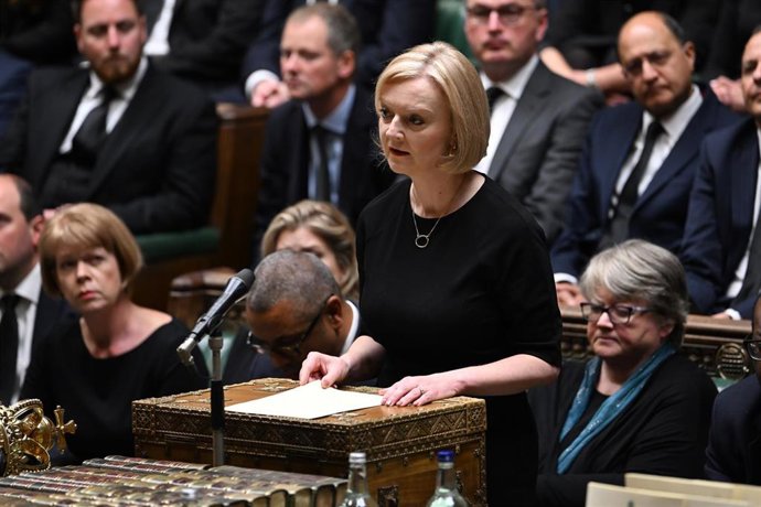 HANDOUT - 09 September 2022, United Kingdom, London: A handout photo issued by the UK Parliament of Prime Minister Liz Truss reading a tribute out in the House of Commons following the death of Queen Elizabeth II on Thursday. Photo: Jessica Taylor/Uk Pa