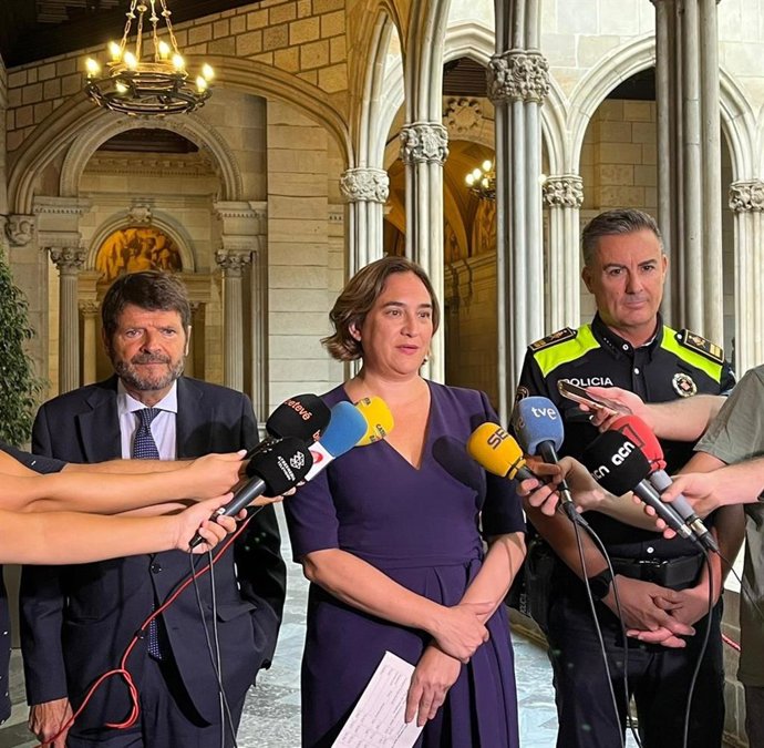 La alcaldesa Ada Colau, junto al teniente de alcalde de Prevención y Seguridad del Ayuntamiento de Barcelona, Albert Batlle, y el jefe de la Guardia Urbana, Pedro Velázquez