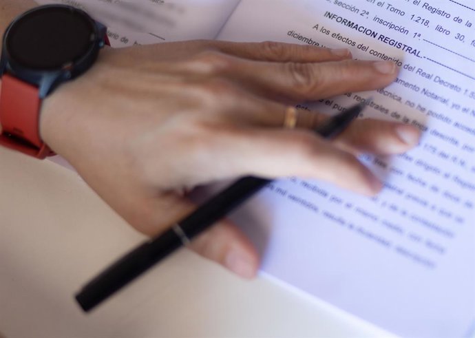 Archivo - Un contracte de compravenda d'una hipoteca