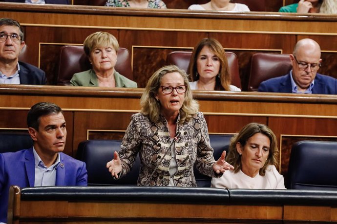 La vicepresidenta primera del Gobierno y ministra de Asuntos Económicos y Transformación Digital, Nadia Calviño, interviene durante una sesión plenaria en el Congreso de los Diputados, a 14 de septiembre de 2022, en Madrid (España). El pleno aprobó ayer