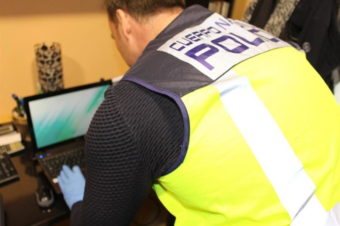 Nota De Prensa: "La Policía Nacional Detiene A 25 Personas Por Extorsionar A Usuarios De Páginas Web De Contactos"