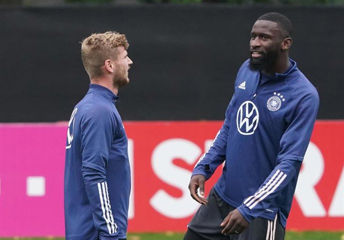 Archivo - FILED - 05 October 2021, Hamburg: German footballers Timo Werner and Antonio Ruediger take part in a training session of the German national soccer team for the FIFA 2022 World Cup European Qualifiers. 