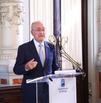 El alcalde de Málaga insiste en que "no es malo" avanzar sobre la tasa turística "en consenso" con el sector