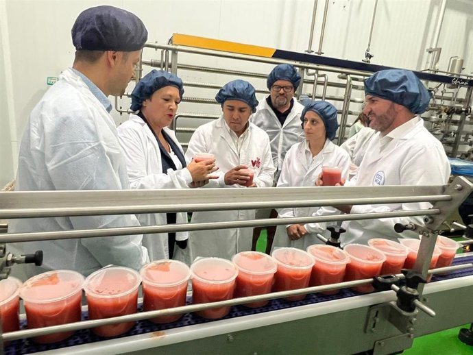 EL consejero Agua, Agricultura, Ganadería Pesca, Medio Ambiente y Emergencias, Antonio Luengo, y el diputado regional del PP, Jesús Cano, en la visita a una empresa líder en el sector en Alhama de Murcia.
