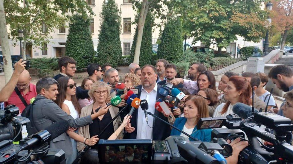 El líder de ERC, Oriol Junqueras, en declaraciones a los medios al acompañar al TS a Anna Gabriel
