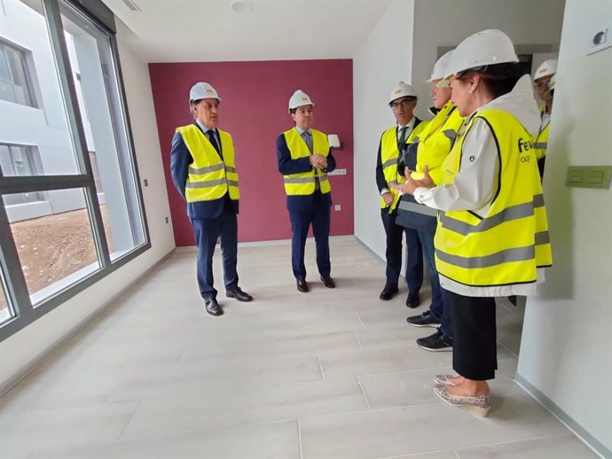 El presidente de la Junta de Castilla y León, Alfonso Fernández Mañueco, en su visita a la nueva residencia San Juan de Sahagún en Salamanca