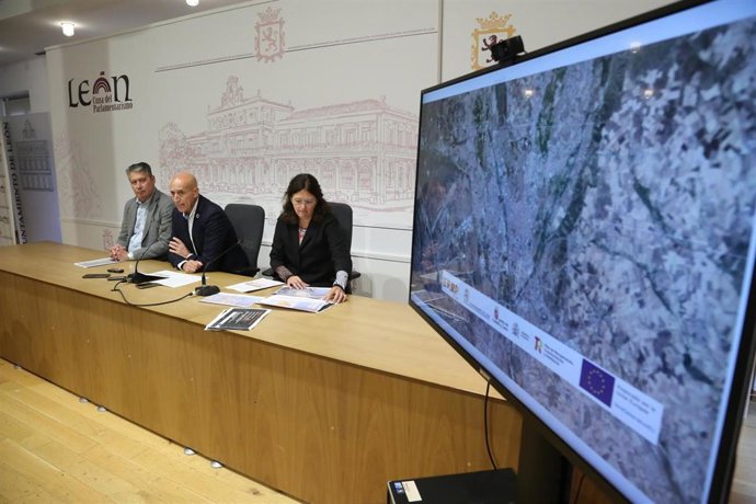 Diez, en el centro, presenta el proyecto de restauración de las viviendas de la zona norte de León.