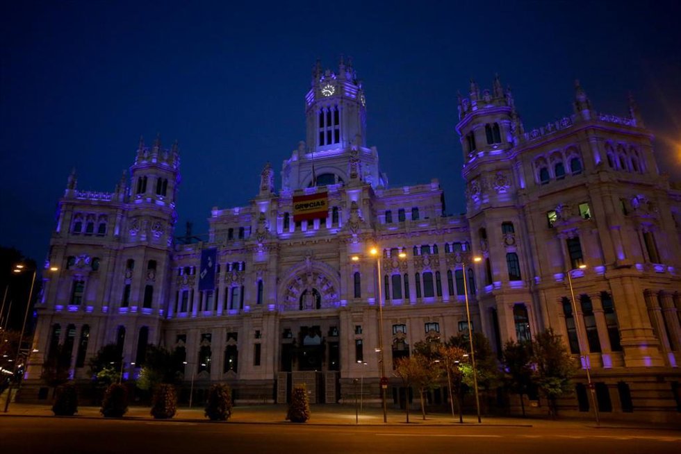 Archivo - El Ayuntamiento de Madrid, iluminado de azul en apoyo a los trabajadores esenciales.