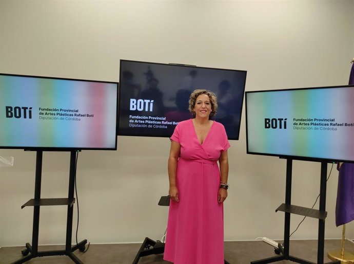 La presidenta de la Fundación Provincial de Artes Plásticas Rafael Botí, Salud Navajas, en rueda de prensa.