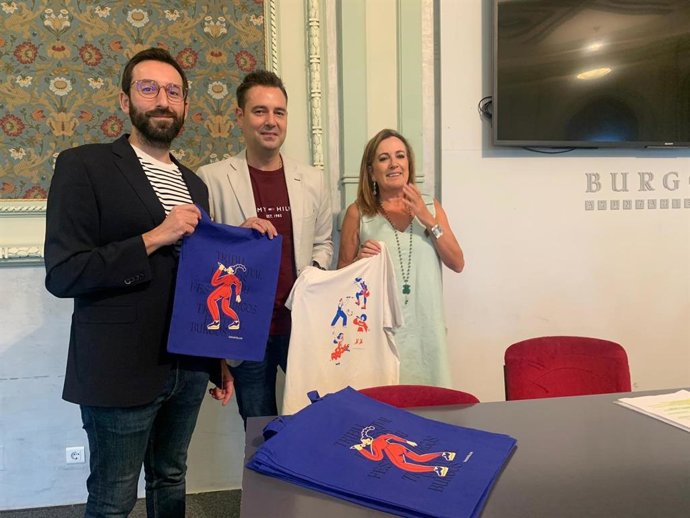 El alcalde de de Burgos, en el centro, y a su derecha la presidenta de la Gerencia Municipal de Cultura, Rosario Pérez, junto a uno de los organizadores del Festival Tribu