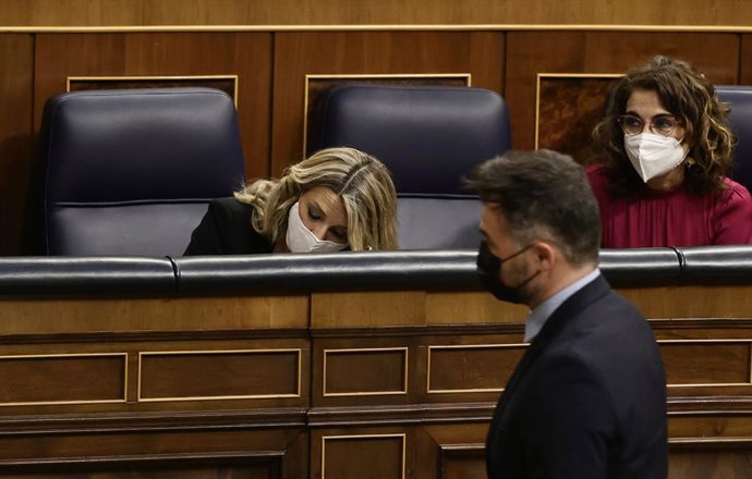 Archivo - El portavoz de ERC en el Congreso, Gabriel Rufián, pasa por delante de la vicepresidenta segunda del Gobierno y ministra de Trabajo y Economía Social, Yolanda Díaz (i); y la ministra de Hacienda, María Jesús Montero, en una sesión plenaria en 