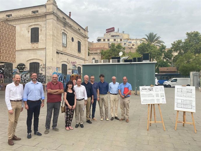 El conseller de Vivienda y  Movilidad, Josep Marí, junto al alcalde de Palma, José Hila y representantes del SFM, Arca y Amigos del Ferrocarril frente al Hostal Terminus.