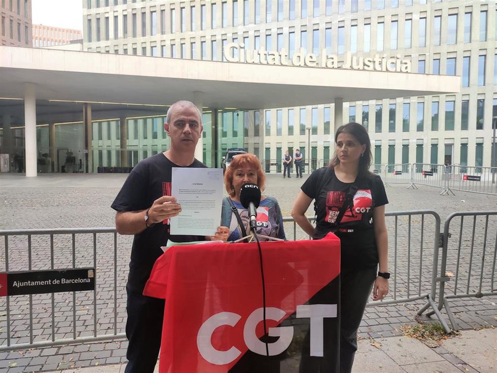 Representantes de la CGT frente a la Ciudad de la Justicia de Barcelona