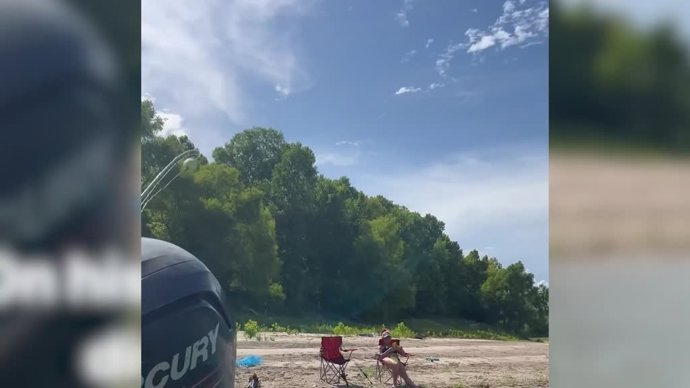 Este hombre decide gastar una broma pesada a su esposa con una lancha acuática
