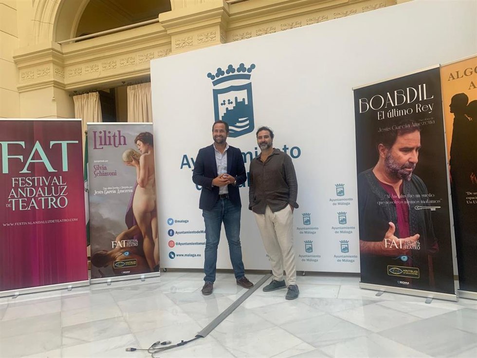 El concejal del Área de Juventud y del distrito de Carretera de Cádiz, Luis Verde, acompañado del representante de la asociación cultural Entresueños, Jesús García, en rueda de prensa