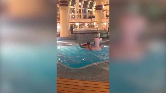Van en crucero, el oleaje mueve el barco... Y esta mujer aprovecha para darse un chapuzon en la piscina del barco