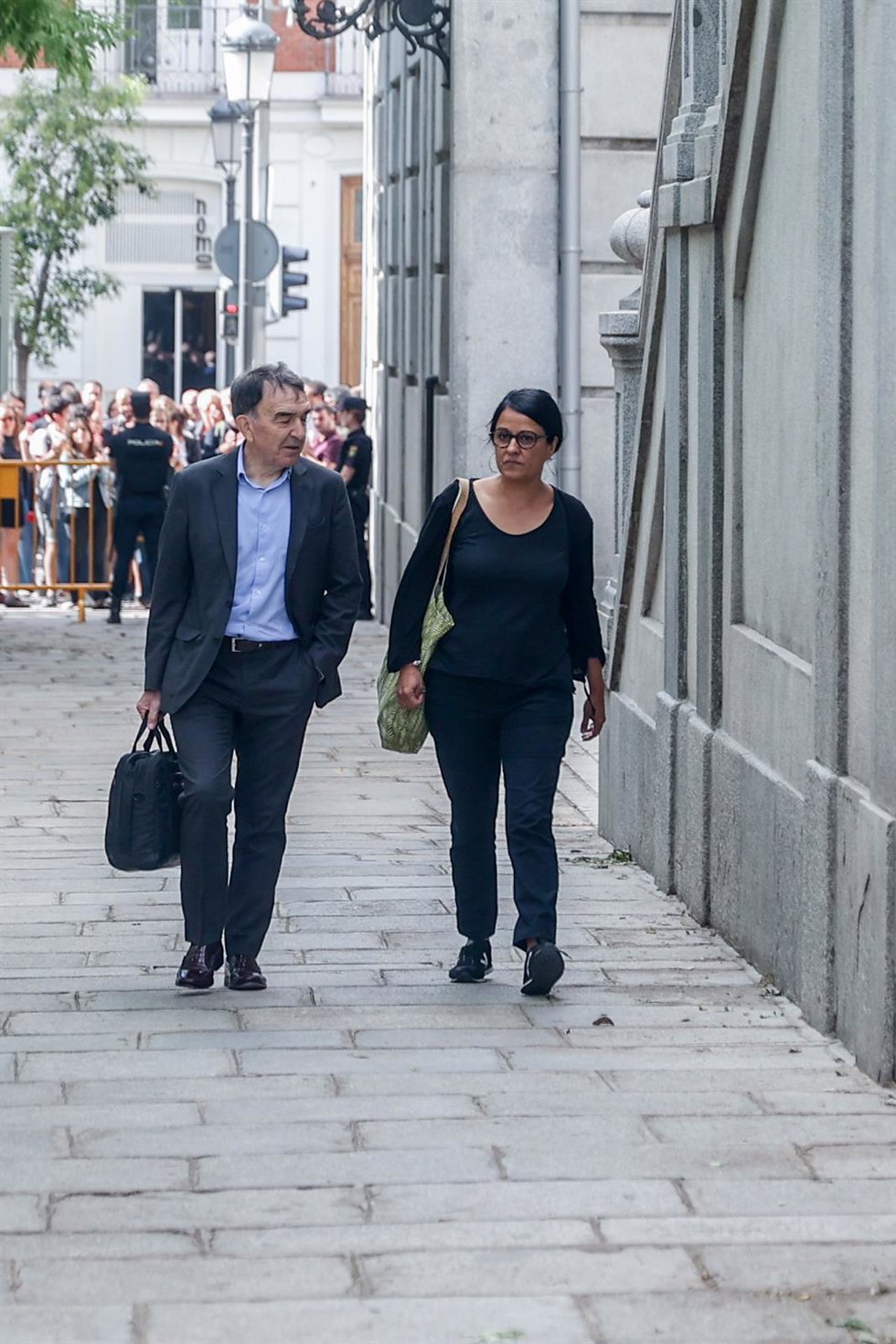 El abogado Iñigo Iruin y la exdiputada de la CUP, Anna Gabriel, a su llegada para declarar ante el Tribunal Supremo, a 14 de septiembre de 2022, en Madrid (España). El magistrado del Tribunal Supremo (TS) Pablo Llarena ha citado a la exdiputada de la CU