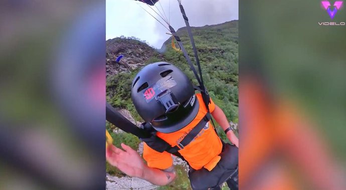 Así fue el increíble salto base desde lo alto de una imponente cascada en Escocia: las imágenes son de vértigo