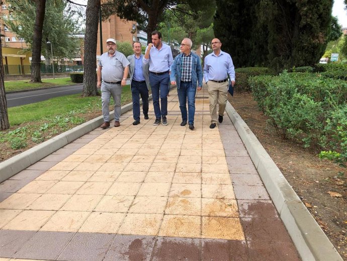 Visita del alcalde de Valladolid, Óscar Puente, a la renovada calle Mariano García Abril.