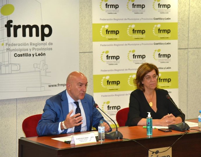 El consejero de4 la Presidencia, Jesús Julio Carnero, y la presidenta de la FRMP, Ángeles Armisén.