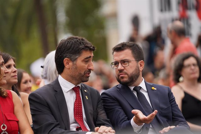 El vicepresidente de la Generalitat y conseller de Políticas Digitales y Territorio, Jordi Puigneró (i), y el presidente de la Generalitat, Pere Aragonès (d), en el acto de  Òmnium Cultural con motivo de la Diada. ARCHIVO.