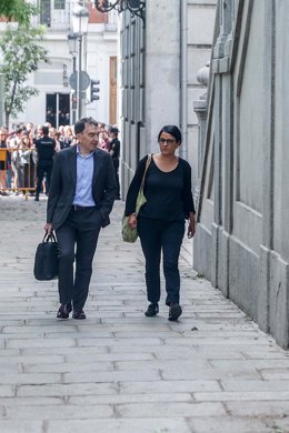 El abogado Iñigo Iruin y la exdiputada de la CUP, Anna Gabriel, a su llegada para declarar ante el Tribunal Supremo, a 14 de septiembre de 2022, en Madrid (España). El magistrado del Tribunal Supremo (TS) Pablo Llarena ha citado a la exdiputada de la CU