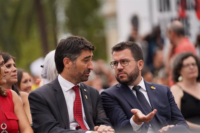 El vicepresidente de la Generalitat y conseller de Políticas Digitales y Territorio, Jordi Puigneró (i), y el presidente de la Generalitat, Pere Aragons (d), en el acto de  mnium Cultural con motivo de la Diada. ARCHIVO.