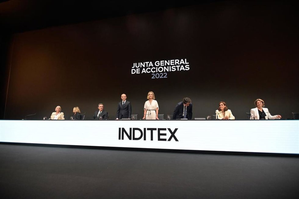 Archivo - En el centro, el consejero delegado de Inditex, Óscar García Maceiras, y la presidenta de Inditex, Marta Ortega, junto con el resto de miembros del Consejo de Administración durante la primera convocatoria de la Junta General de Accionistas de
