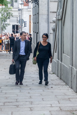 L'advocat Iñigo Iruin i l'exdiputada de la CUP Anna Gabriel