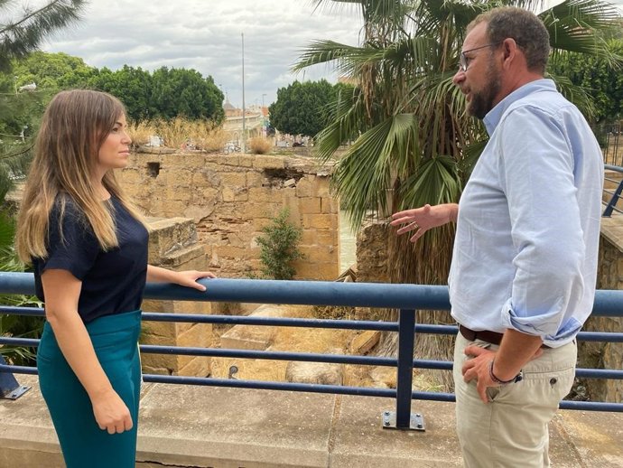 La portavoz del Grupo Municipal Popular, Rebeca Pérez, y el concejal José Guillén