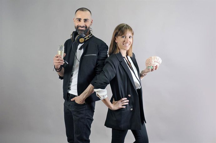 Bea Yerga y Javi Polinario, del pódcast "Alzheimer la voz".