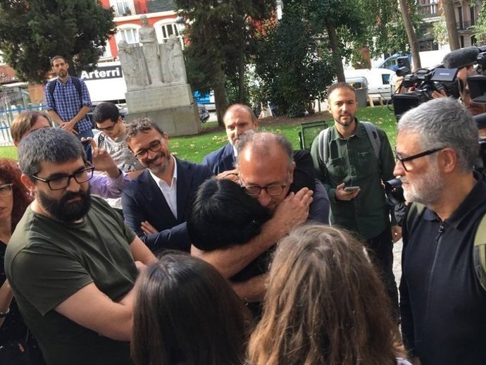 El president d'mnium, Xavier Antich, abraa a l'exdiputada de la CUP Anna Gabriel
