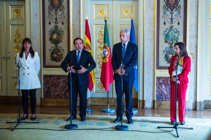 El ministro de Exteriores, José Manuel Albares, y la ministra de Defensa, Margarita Robles, con sus homólogos de Portugal, Joao Cravinho y Helena Carreiras