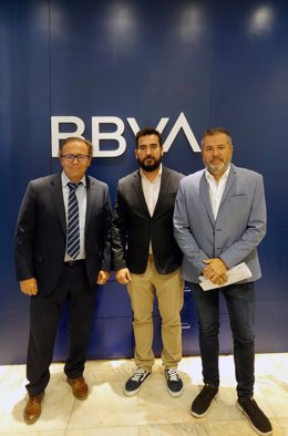 (Desde Izda) El Director De Banca De Clientes De BBVA, Joaquín Rodríguez; El Director De Desarrollo De Negocio De Enchufesolar, Antonio Gómez, Y El CEO De La Compañía, Daniel Montilla, Tras La Firma Del Acuerdo.