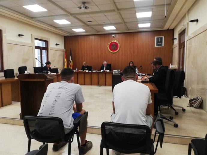 Los acusados de incitar a una menor a robar a sus padres y abusar sexualmente de ella, sentados en la sala de juicios de la Audiencia Provincial.