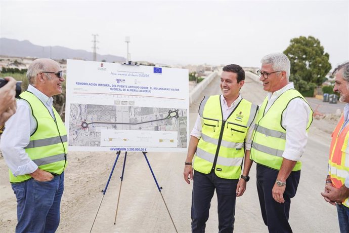 El Presidente de la Diputación de Almería, Javier Aureliano García, en el puente entre Huércal y Viator