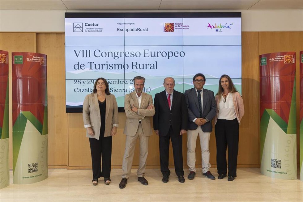El presidente de la Diputación de Sevilla, Fernando Rodríguez Villalobos (c), durante la presentación de la VIII edición de COETUR.