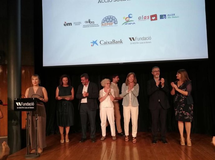 Los representantes de Caixabank y Fundació Sa Nostra entregan las ayudas de la Convocatoria Social 2022, en el centro cultural Sa Nostra.