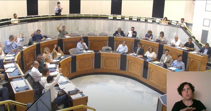 Archivo - Pleno de la Diputación de Alicante: Diputación critica la "discriminación" que sufre la provincia del Gobierno y Adif con los AVE 'low cost'