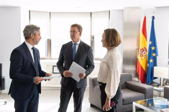 El líder del PP, Alberto Núñez Feijóo, junto a la secretaria general del PP, Cuca Gamarra, y el vicesecretario de Economía, Juan Bravo, en la sede del PP.